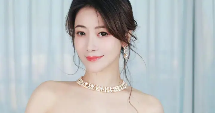 50岁陈紫函穿抹胸裙大秀好身材，优雅又性感，美得让人移不开眼