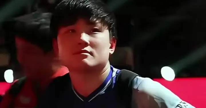 张本确实不招人待见，赢香港后全场响起为香港加油声，表情很无奈