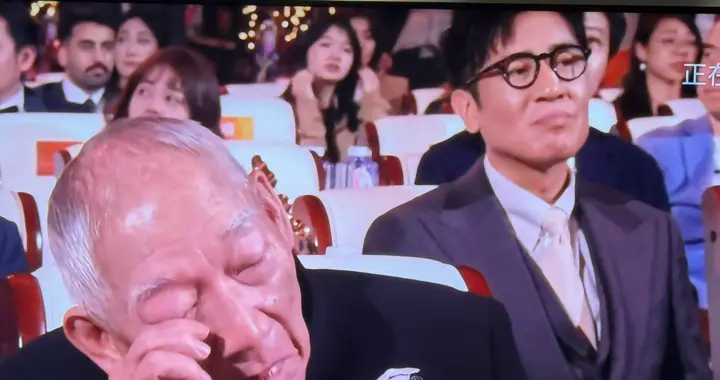 袁和平获终身成就奖：张艺谋致敬，于和伟流泪，张译吴京全场起立