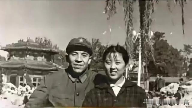 伍豪照片集：著名歌唱家杨洪基年轻时与爱人