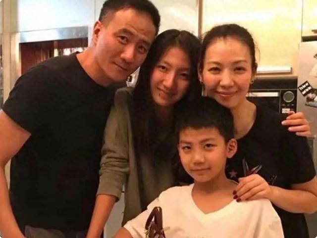 胡军儿子帅到认不出！15岁就1米85魁梧壮硕，五官深邃帅过爸爸