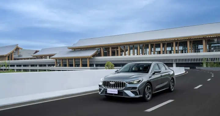 第5代帝豪 i-HEV智擎混动亮相车展，将2L级油耗带进国民家轿市场