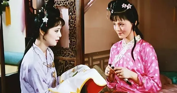 袭人是大丫鬟，做针线是她的本份，为什么她要找湘云宝钗做针线？