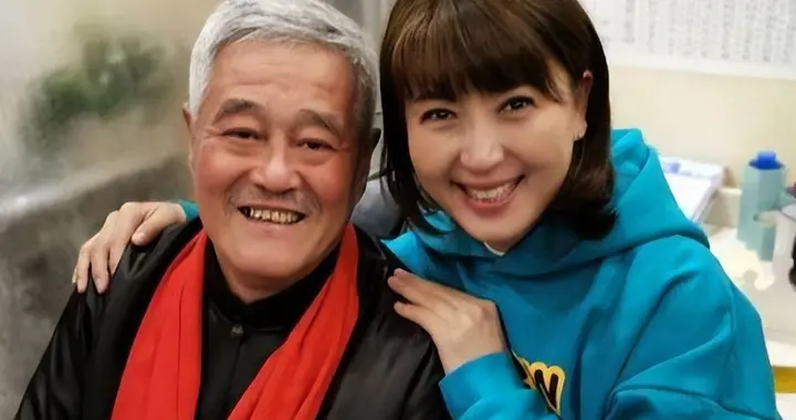 风波升级！闫学晶11字回应哭穷，收入、资产全被扒，赵本山没说错