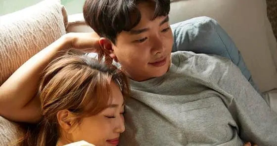 和不喜欢的男人订婚后，又遇见真爱，为家牺牲的女孩到底该怎么办