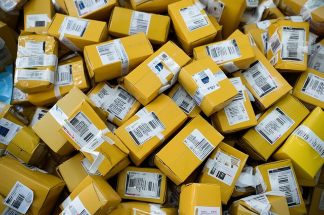 120%税！香港停寄美国！双重噩耗突袭，跨境物流或迎毁灭性打击！