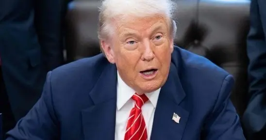 俄专机降落美本土，佩斯科夫三句话点破特朗普“联俄”幻梦