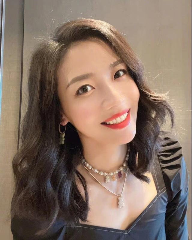 真漂亮！女排女神魏秋月晒自拍：魏秋月笑容灿烂，貌美如花