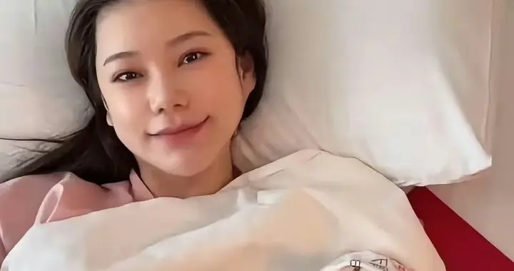 马筱梅首晒新生儿正脸照，高鼻梁双眼皮神似汪小菲，嘴巴像妈妈