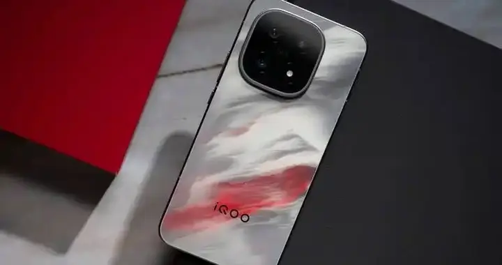 同款心脏俩档次，iQOO 这波"自家打自家"给所有人提了个醒!