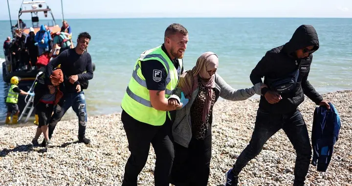 英政坛突然踩刹车,港人政策再校准移民!窗口进入“审慎期”