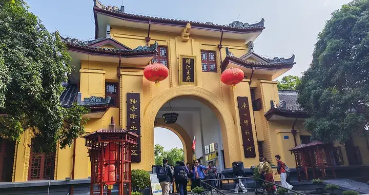 王府厚重史，崖刻载千秋。秀峰承天宇，一览桂林景。