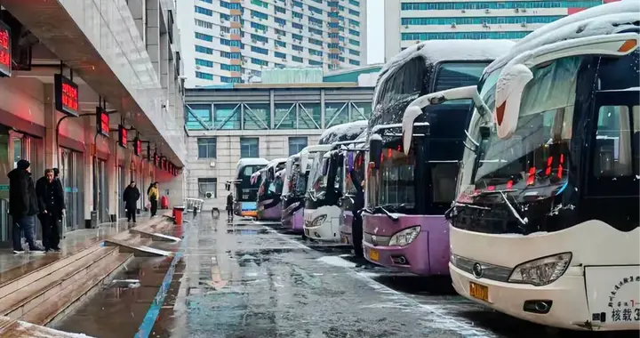 2026春运杀疯了！大巴车从冷宫冲回C位，撕开了精致出行的遮羞布