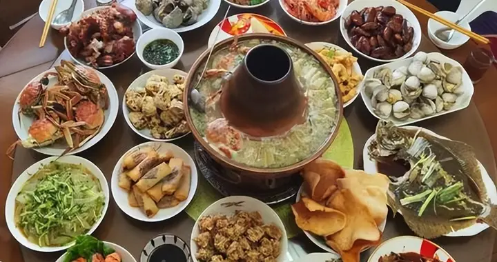 为甚？年饭的滋味，一年比一年淡！