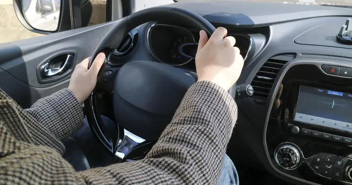 一句口诀学会倒车打方向盘的技巧，新手学会了将会受用终生