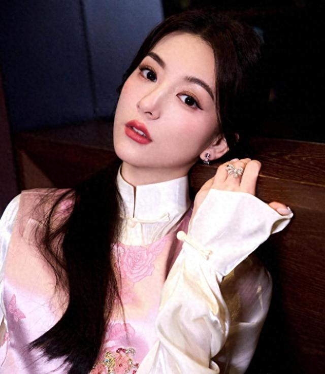 铜锣湾路人照引发审美争议，从综艺表现到豪门生活，方媛为何总被舆论架在放...