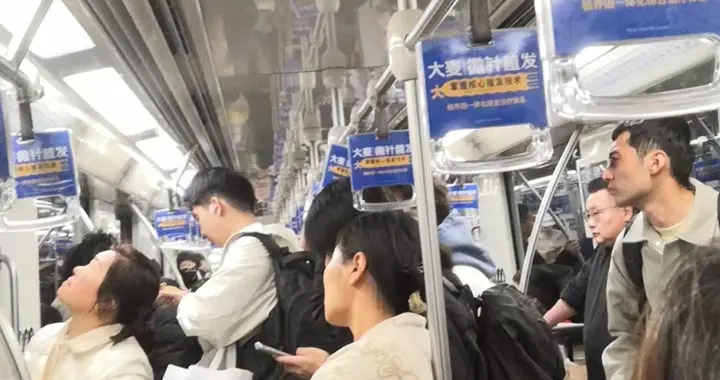 地铁上这一幕，如果你是孩子家长，会如何应对
