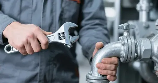 老电工被生产员工教训如何做人，当场直接破防，后面一句扎心了！