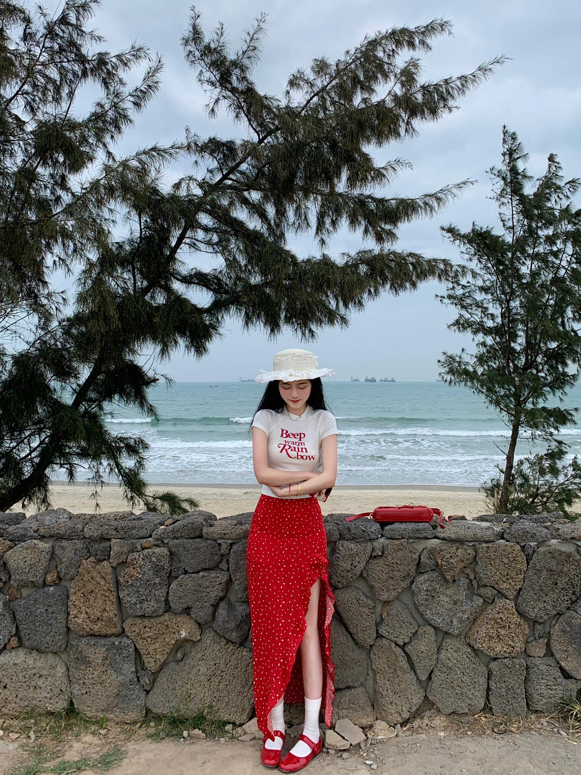 红色不规则碎花裙套装泰青春明媚了