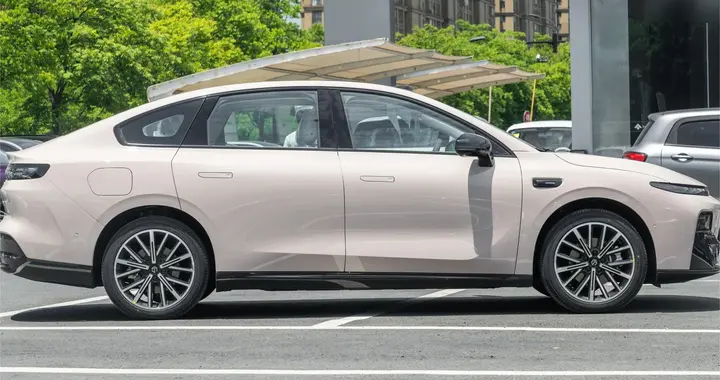 上市即爆款，连续2月销量破万，10万级纯电轿车，零跑B01值得买？