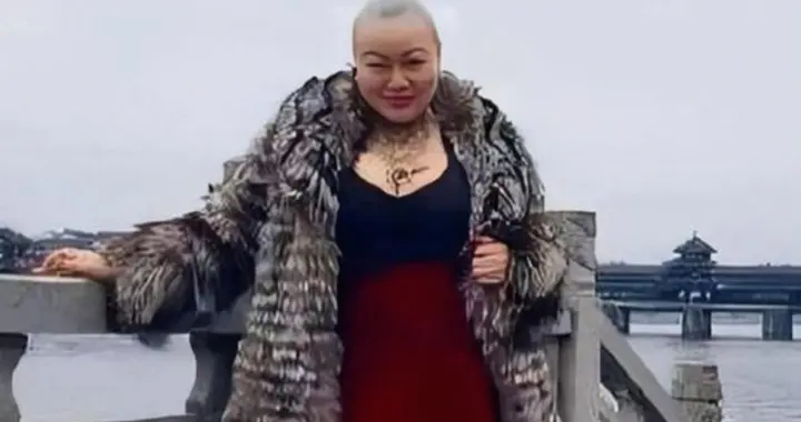2019年深圳光头女富豪征婚，皮草加身挂满豪车钥匙，扬言谁娶我送宾利引全网围观