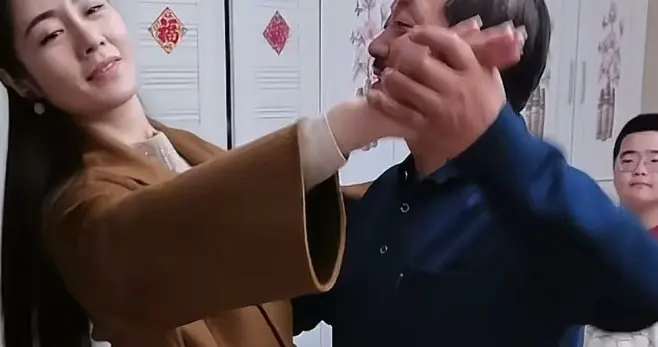 唐鉴军凌晨"素颜开炮"：东北主播的口碑，都毁在你们手里了！