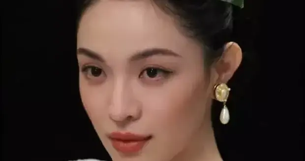 10月23日钟楚曦美图来袭：中世纪古典女郎的梦幻邂逅