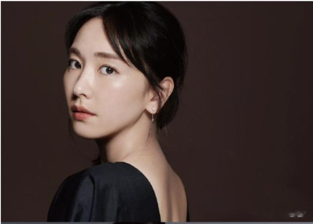 新垣结衣婚后魅力不降反增，艺人好感度调查力压绫濑遥登顶！