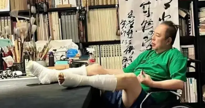 善恶终有报！放弃国籍、瘫坐轮椅，张铁林如今下场根本不值得同情
