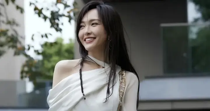 明星高清写真鉴赏｜唐嫣，一袭流光礼裙，明艳动人气质卓然！