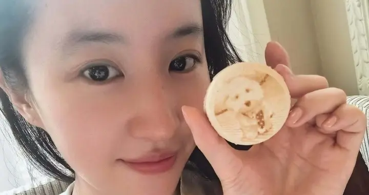 刘亦菲晒九宫格，祝大家六一快乐