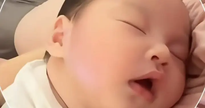 马筱梅晒满月儿子汪宝儿，简直生了个迷你自己，软萌福相太圈粉！