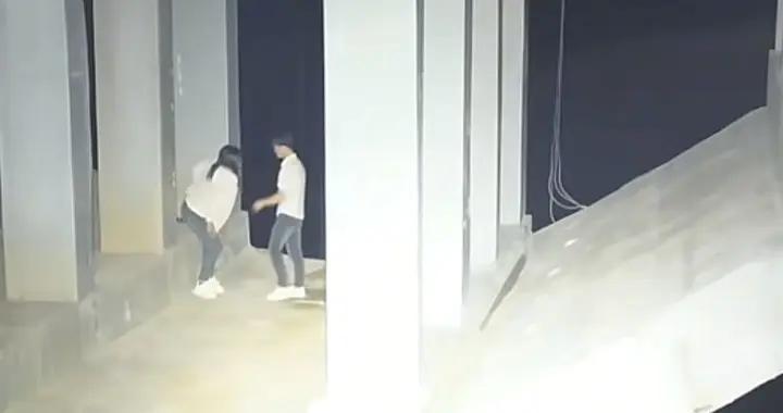 情侣半夜吵架，女生一冲动跳下桥！男生爬下去救人，双双被困桥洞
