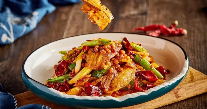 年轻人集体逃离！千亿川菜市场，十年后谁炒回锅肉？