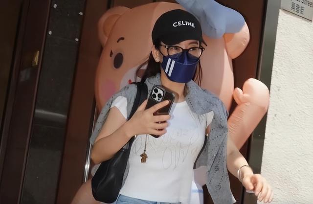 方媛晒女儿街拍被嘲笑，马路都被P歪了，小朋友长得真快