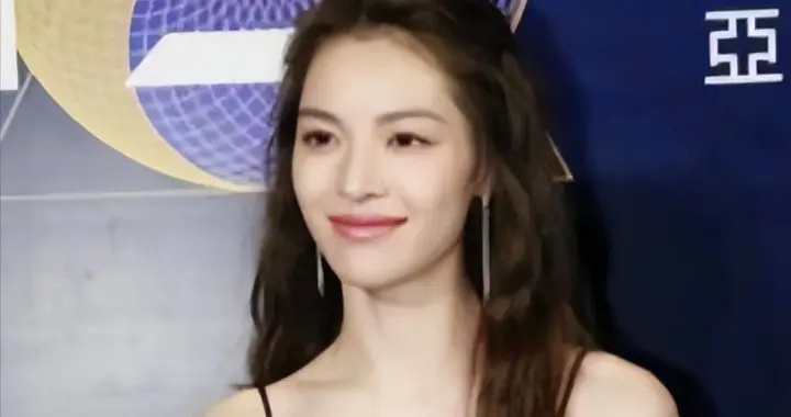 她被冯小刚捧红，成龙接着捧，洪金宝等着捧，为啥大佬都偏爱她‌