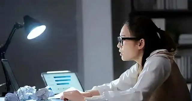 委员：年轻人不加班才有时间生娃，破解职场女性生育焦虑