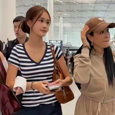 优优时尚穿搭：6月23日，钟丽缇携女儿考