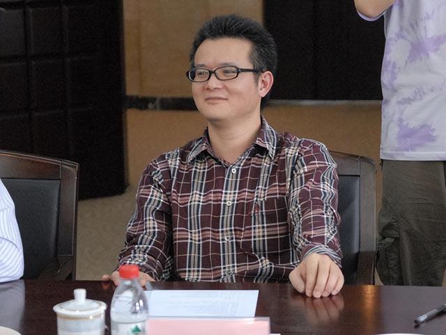 这个乐山富豪，再创业称不为赚钱，骑单车上班，财富反增至185亿