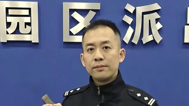 任九喻：浙江，一对老夫妻在河道边捡废品