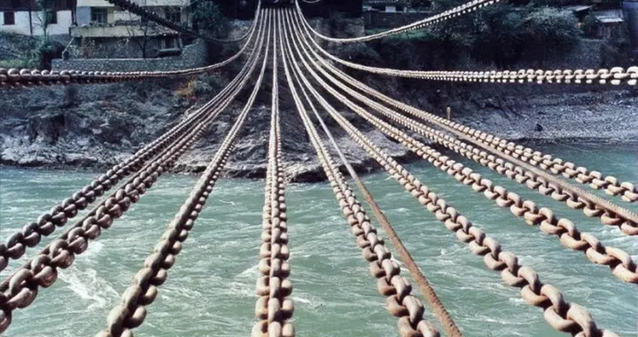 300年前修泸定桥时，如何拉起40吨重的13根铁链的？