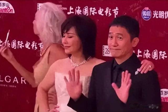 “梁朝伟社恐人设争议，刘嘉玲多年兜底，影帝双面人生引热议”