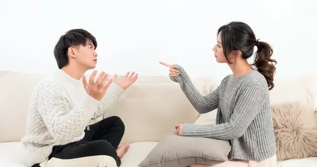 离婚3天遭邻居泼脏水，真相曝光全家惊出冷汗