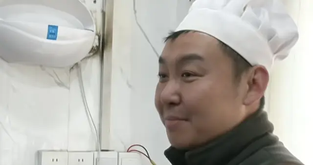 卤肉店老板送学生去剧组，不料自己被选中连拍数部戏，给明星当爹