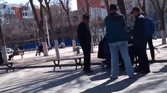 更精彩的我：抓了。