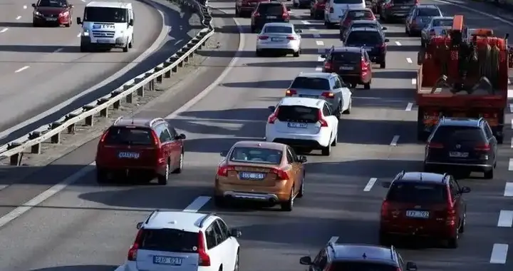 比车价暴跌还可怕的是，油价上涨，县城的居民陆续开始抛弃油车了