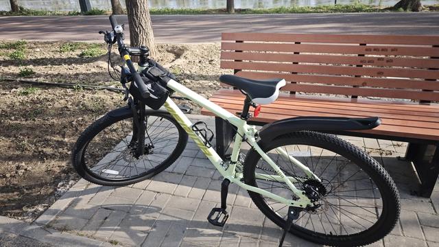 张家口随风：周日休息不回老家，出租屋里躺