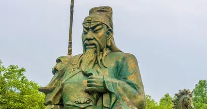 揭秘关羽“青龙偃月刀”的真相：历史真相大曝光