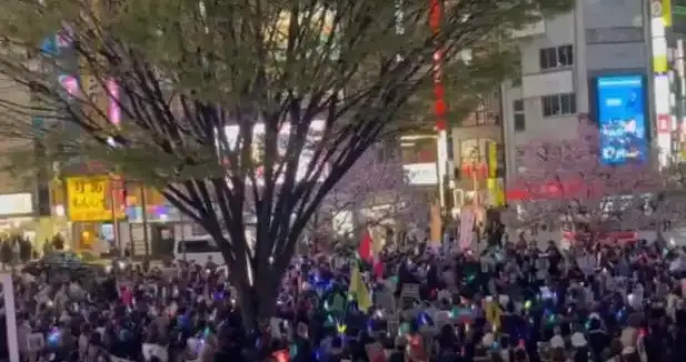 东京街头响起"中国对不起"，日本民众为何替政府道歉？