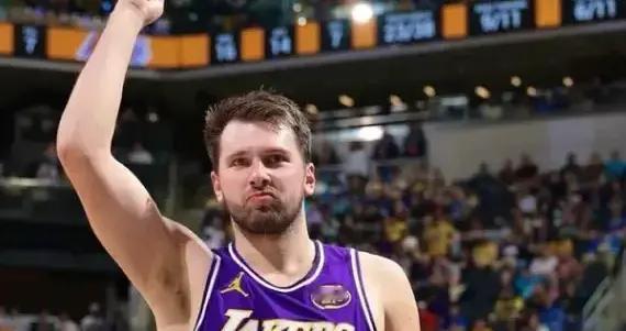 弗莱：东契奇不可能赢MVP，你不能进攻排第一，防守百名开外